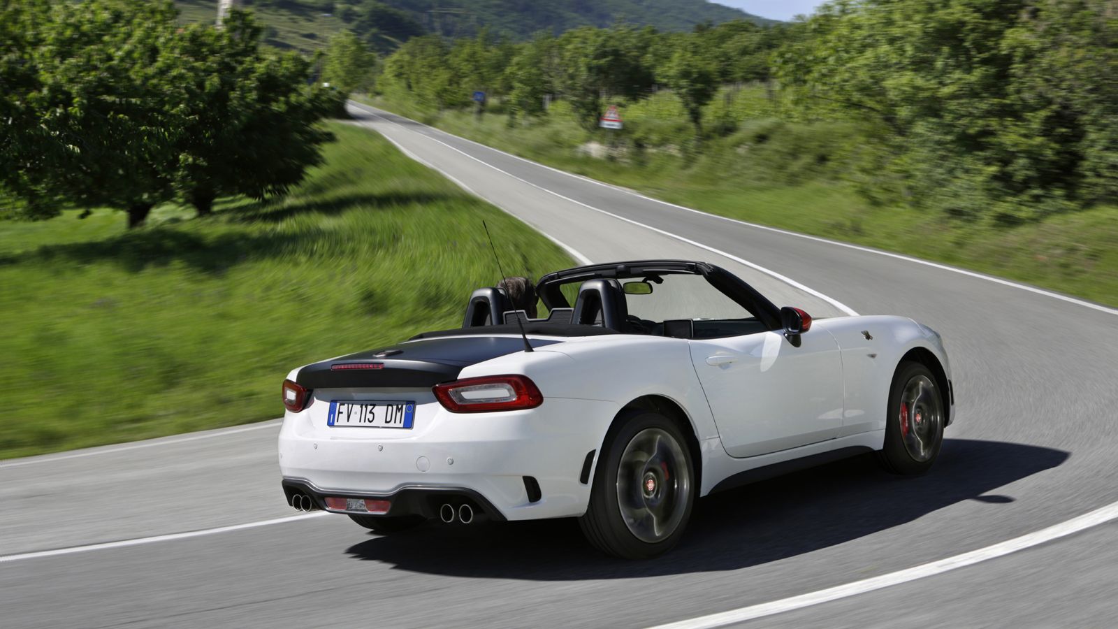 Ελαφρύ, πισωκίνητο και fun to drive είναι το Fiat 124 Spider.